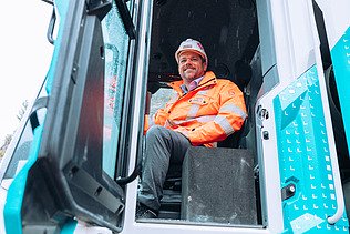 STRABAG CEO Klemens Haselsteiner on a hydrogen-powered wheel loader