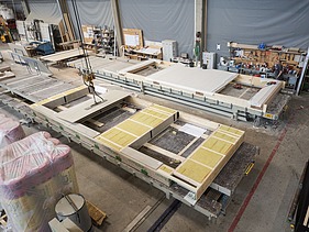 Foto aus der Vogelperspektive von der Vorfertigung der Holzbauelemente für CARL im Werk von ZÜBLIN Timber in Aichach.