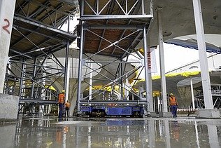 Foto von einer Baustelle. Zusahen sind Gerüste.  