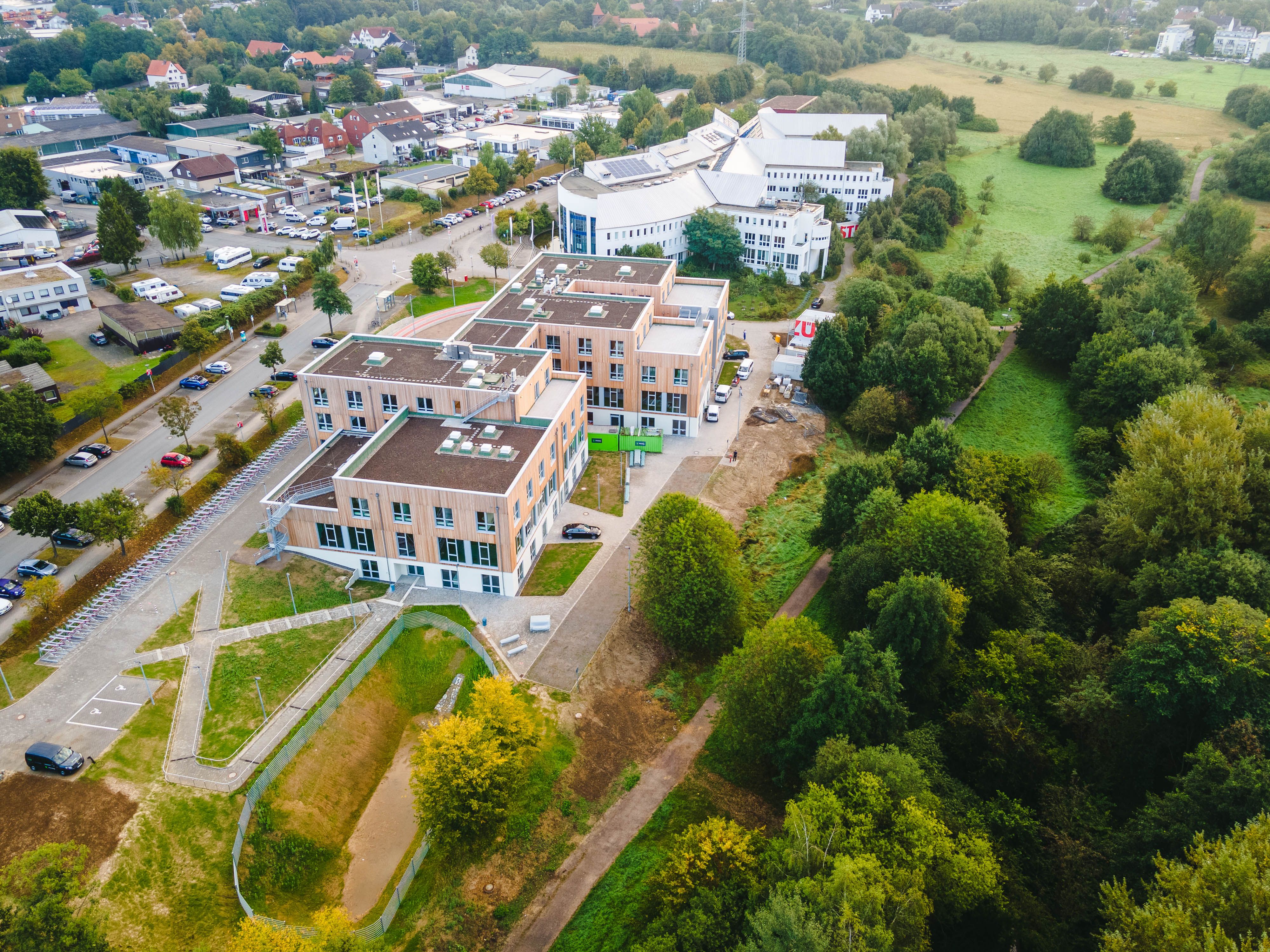 Luftaufnahme vom Holzhybrid-Neubau Universität Witten/Herdecke.