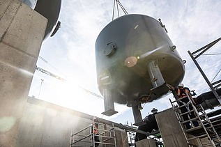 Foto von einem schweren Kessel, der in die Höhe gehoben wird mit einem Kran