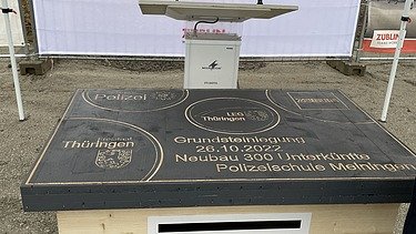 Foto von der Grundsteinlegungstruhe. 