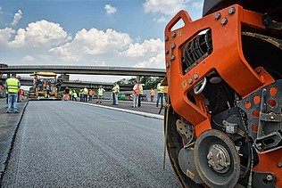 Foto einer Asphalteinbaumaschine auf frischem Asphalt