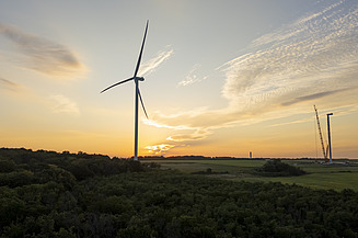 Windräder Deleni im Licht des Sonnenuntergangs
