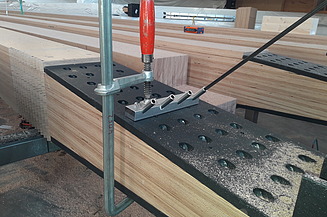 Foto von Holzplatten in einem Spanngerät.     