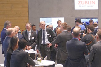 Foto vom Deutschen Bahntechnik-Tag 2019. Es herrscht freudige Stimmung und viele Männer sind zusehen. 