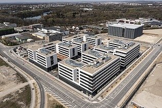 Visualisierung vom IN-Campus mit vier symmetrisch angeordnete Gebäudemodule in U-Form. 