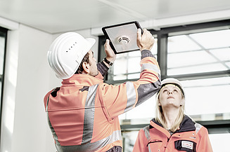 Digitization subject Two STRABAG employees can be seen using a tablet to inspect an object on the ceiling wall.