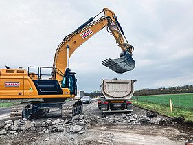 Foto von einem Bagger bei der Sanierung der Südautobahn in Österreich