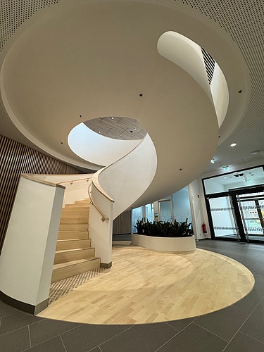 Bild von einer weißen Betonwendeltreppe im Innenraum