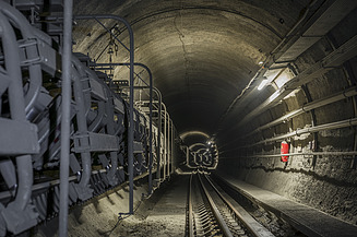 Foto vom Inneren des Steinbruchs in Saalfelden, ein Tunnelschacht mit Schienen