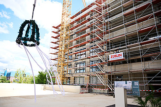 Foto vom Richtfest der nachhaltigen Bürokomplex.