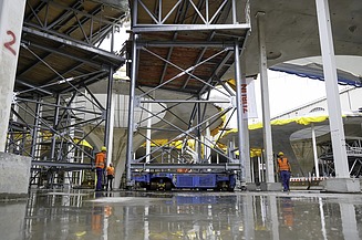 Foto von einer Baustelle. Zusahen sind Gerüste.  