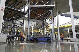 Foto von einer Baustelle. Zusahen sind Gerüste.  