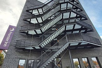 Foto von der Außenwand eines Hotels mit Blick auf die Feuerleiter.