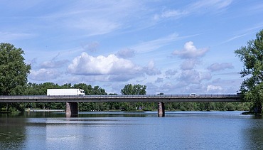 Foto einer Brücke über einen Fluss