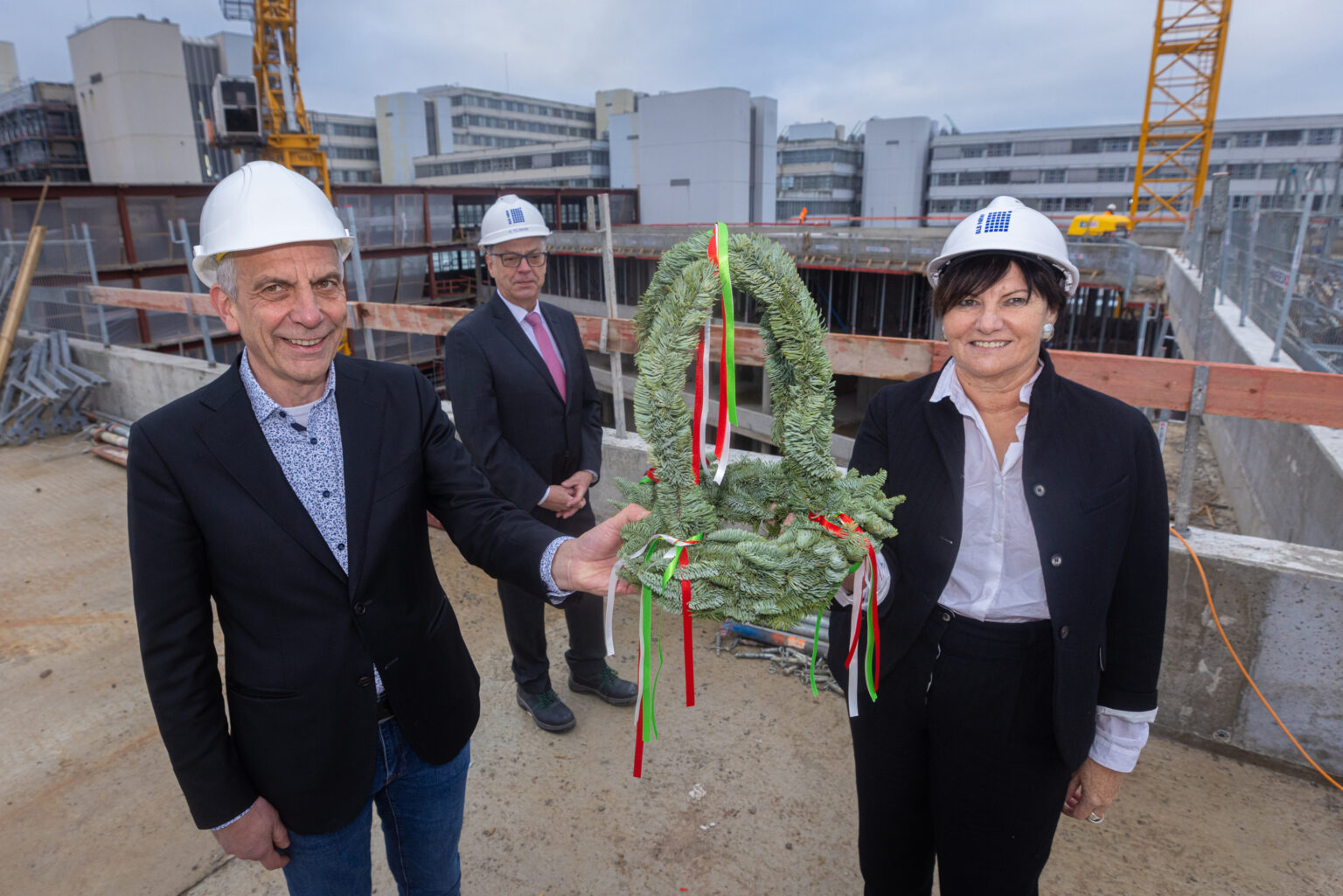 Foto von mehreren Personen beim Halten des Richtkranzes. 