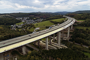 Foto einer Talbrücke in einer Landschaft