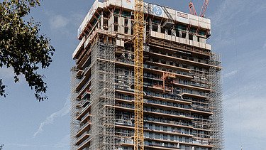 Foto von Arbeiten an der technischen Gebäudeausrüstung an einem Hochhaus