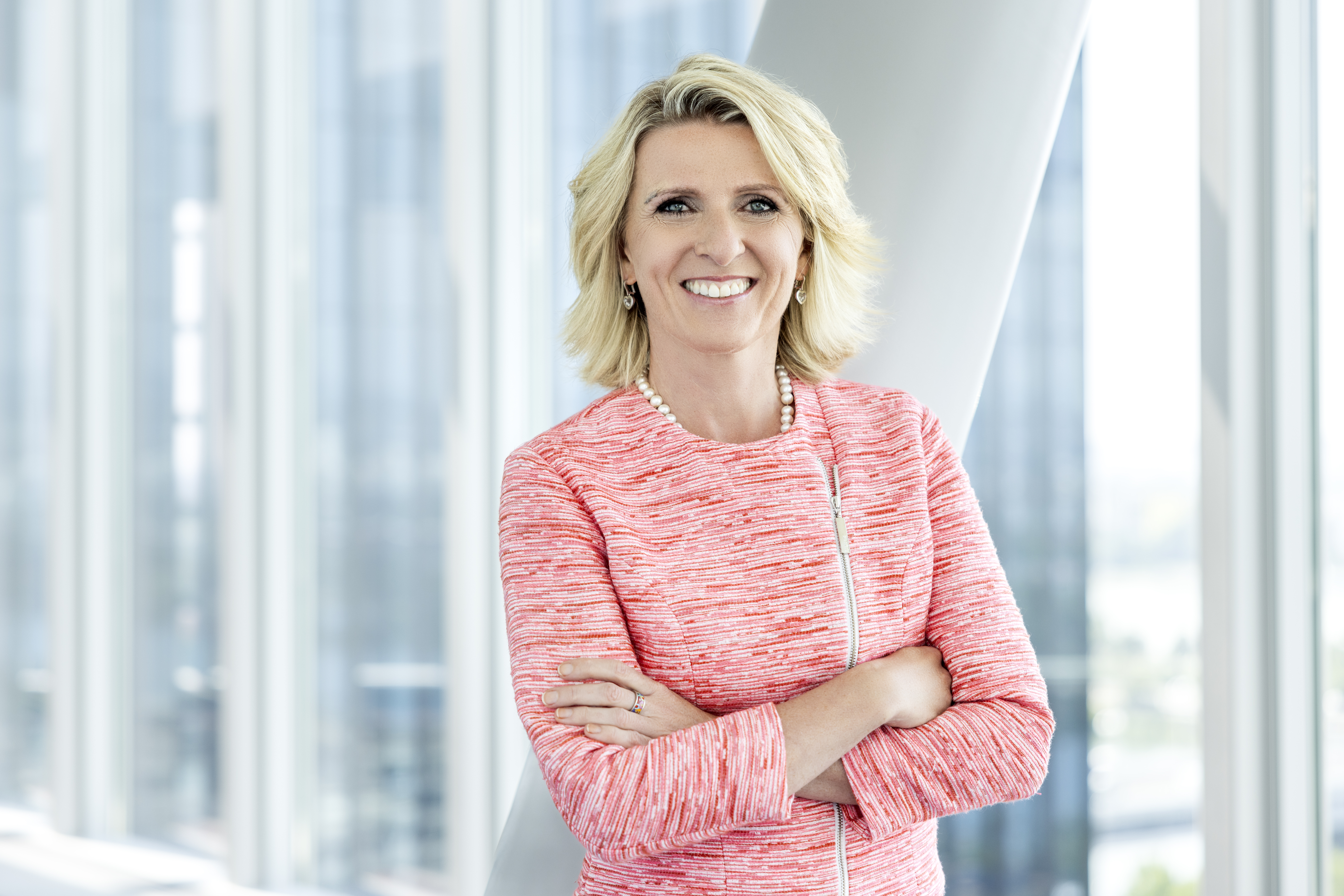 Zu sehen ist Annette Scheckmann, Unternehmensbereichsleitung Österreich & Vorstandsmitglied der STRABAG AG