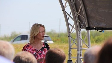 Foto von einer weiblichen Person auf einer Bühne
