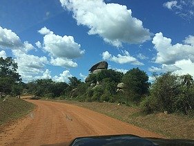 Foto einer Sandpiste bei blauem Himmel und einigen weißen Wolken