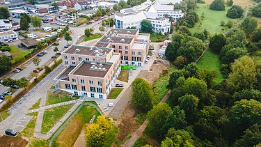 Luftaufnahme vom Holzhybrid-Neubau Universität Witten/Herdecke.