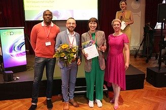Foto von vier schick gekleideten Personen bei dem deutschen Demografie Preis
