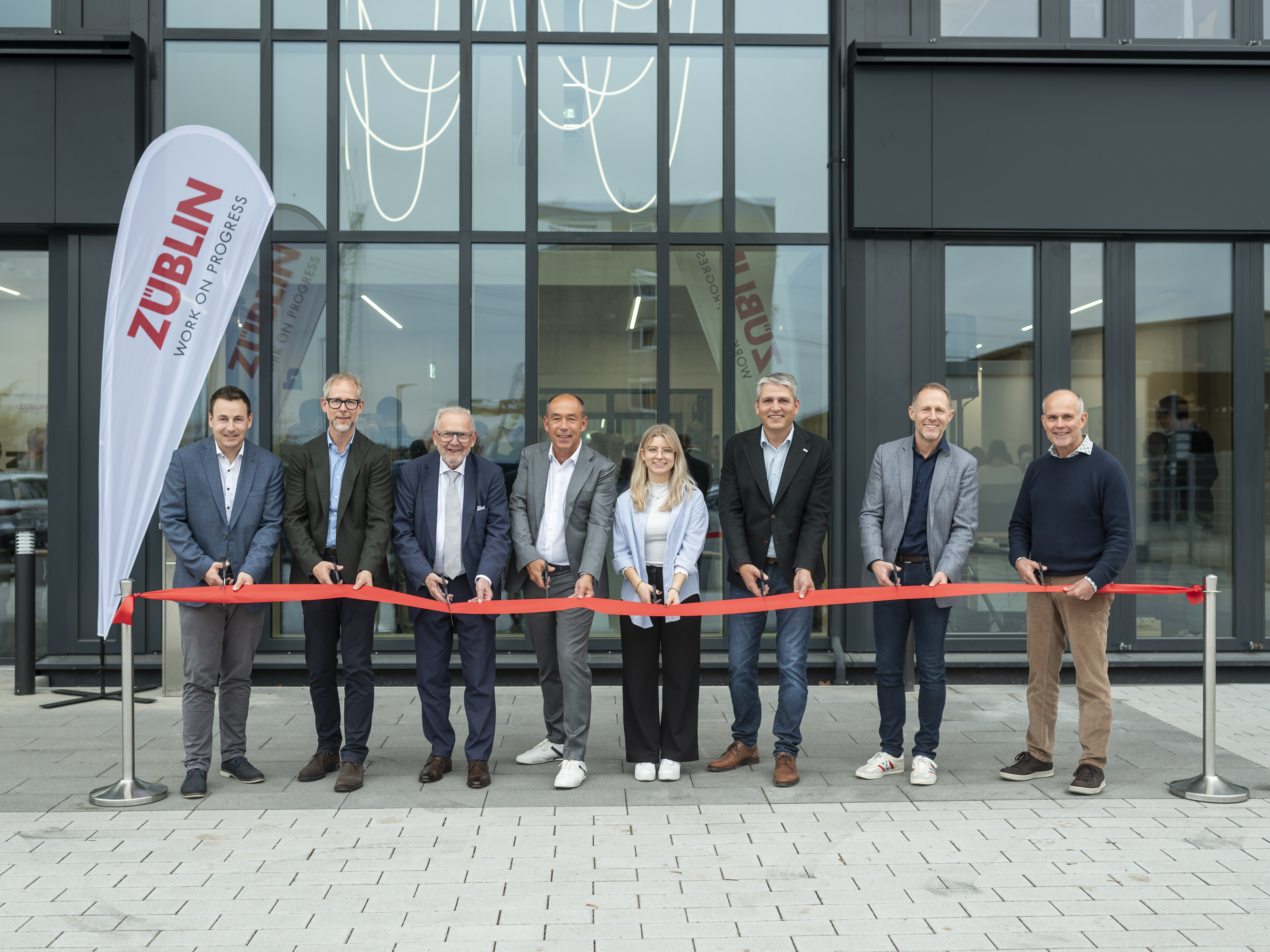 Feierlich wird das Einweihungsband vor der Neue ZÜBLIN Timber Zentrale in Aichach zerschnitten .