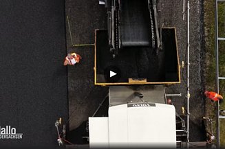 Das Bild zeigt ein Fernsehstandbild einer Baustelle von oben