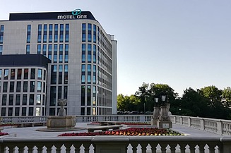 Foto von einem neuen Hotelkomplex bei blauem Himmel