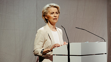 Foto von Ursula von der Leyen die eine Rede hält. 