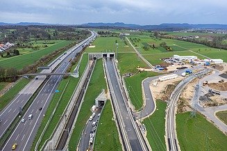 Luftaufnahme von einer Autobahn an der Große Wendlinger Kurve.