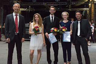 Foto von fünf Personen. Sie schauen glücklich. Drei wurden der Stahlbaupreis 2019 für Nachwuchsingenieurinnen und -ingenieure verliehen.   