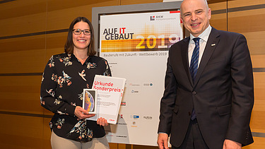 Dr. Ulrich Klotz, Vorstandsmitglied der Ed. Züblin AG, überreicht den ZÜBLIN-Sonderpreis an die diesjährige Preisträgerin Elisabeth Zachries von der Technischen Universität München.