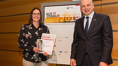 Dr. Ulrich Klotz, Vorstandsmitglied der Ed. Züblin AG, überreicht den ZÜBLIN-Sonderpreis an die diesjährige Preisträgerin Elisabeth Zachries von der Technischen Universität München.