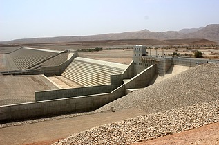 Foto von einem Hochwasserschutzdamm 
