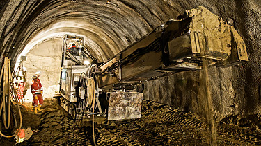 Foto von Tunnelarbeiten, eine Maschine transportiert Material nach draußen