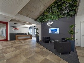 Foto vom Eingangsbereich eines Bürogebäudes. 