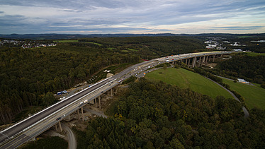 Das Bild zeigt eine Talbrücke durch ein Waldgebiet