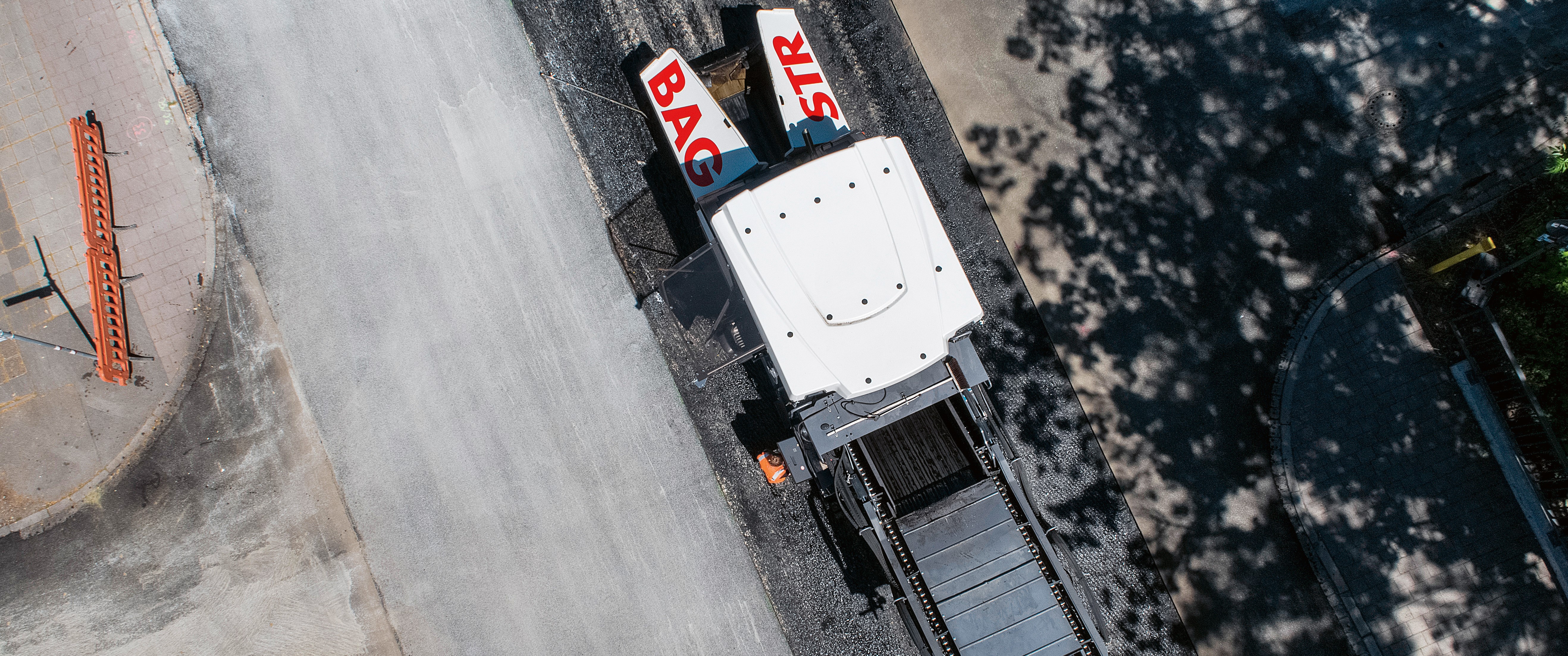Maschine, die Asphalt verlegt aus Vogelperspektive