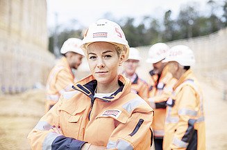Subject Employee You can see a STRABAG employee in safety clothing.