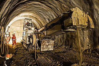 Foto von Tunnelarbeiten, eine Maschine transportiert Material nach draußen