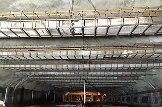  Foto von einem Tunnel bei der Sanierung.
