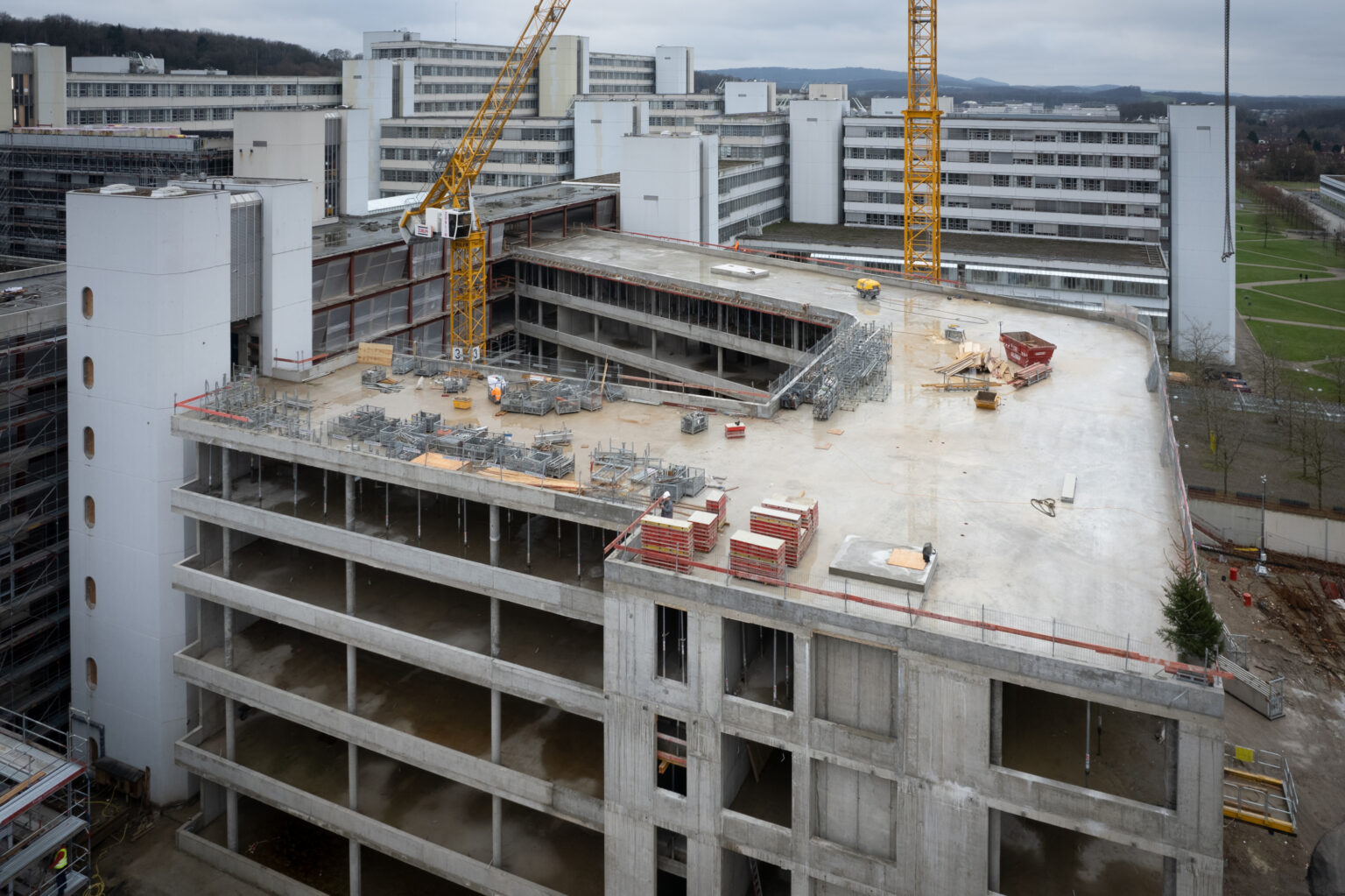 Foto vom Bau der Universität Bielefeld.  