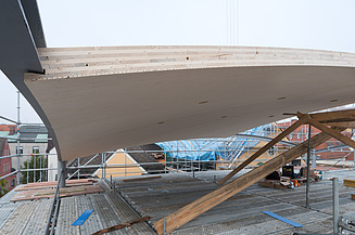 Foto von einem Dachelements für die neue Kuppel der Regensburger Synagoge.