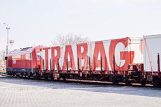 Foto zeigt einen Eisenbahnwaggon mit aufgeladenen STRABAG Container