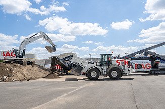 Foto von einem Radlader und Bagger auf der Baustelle