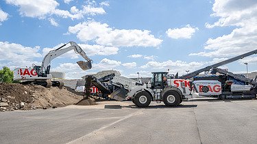Foto von einem Radlader und Bagger auf der Baustelle