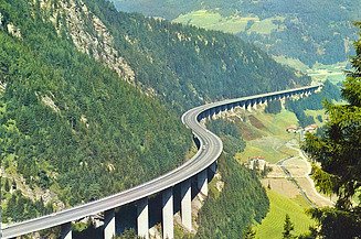 Luftaufnahme der Luegbrücke an der Brennerautobahn